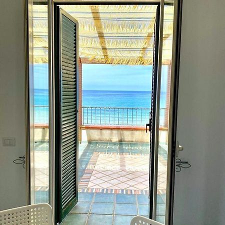 Waikiki Beach Apartments Санта-Мария-ди-Кастеллабате Экстерьер фото