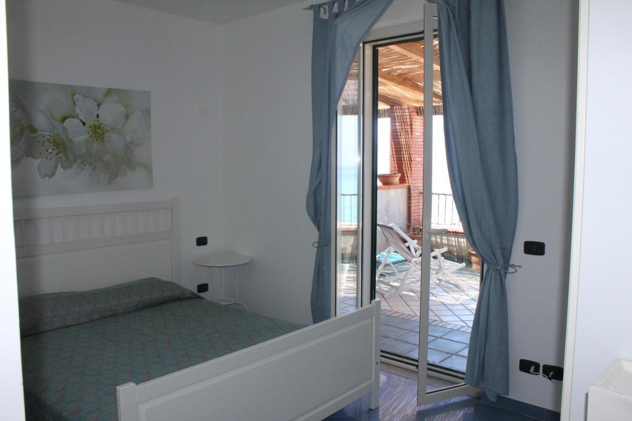 Waikiki Beach Apartments Санта-Мария-ди-Кастеллабате Экстерьер фото