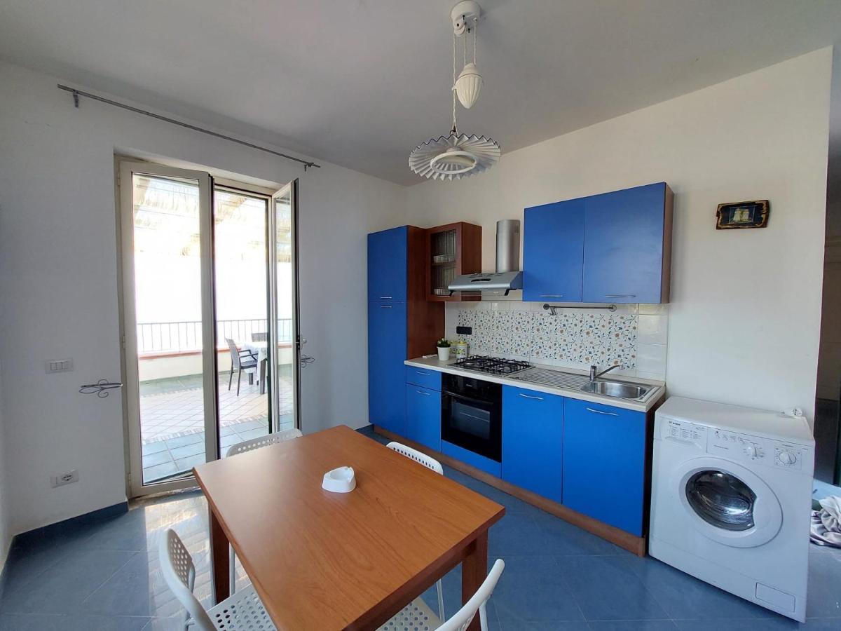 Waikiki Beach Apartments Санта-Мария-ди-Кастеллабате Экстерьер фото